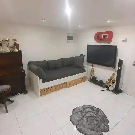 Apartment Reihenhaus In Fuer Private Und Geschaeftliche Mieter *