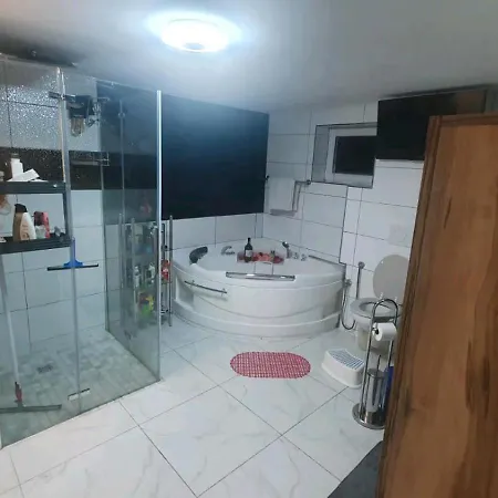 Reihenhaus In Fuer Private Und Geschaeftliche Mieter Apartmán *
